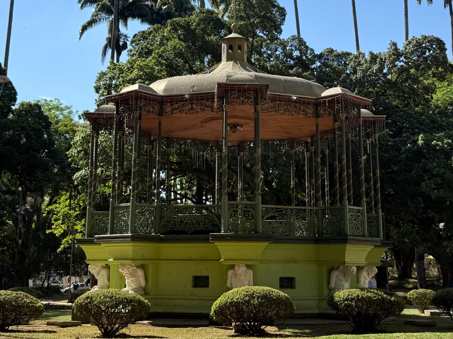 Praça Carlos Gomes: entre a história do Centro e a vida no Cambuí